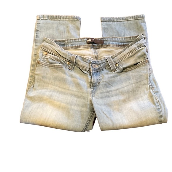 Woman's Levi's Shaping Capri Light Wash Classic Denim Jeans - Picture 3 of 17